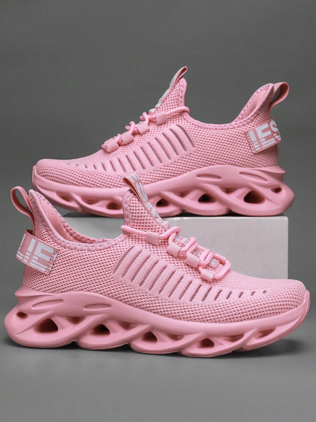 New Minimalist Breathable Soft Outsole Anti-Slip Lightweight Slip-On Casual Outdoor Sports Shoes, Suitable for All Seasons