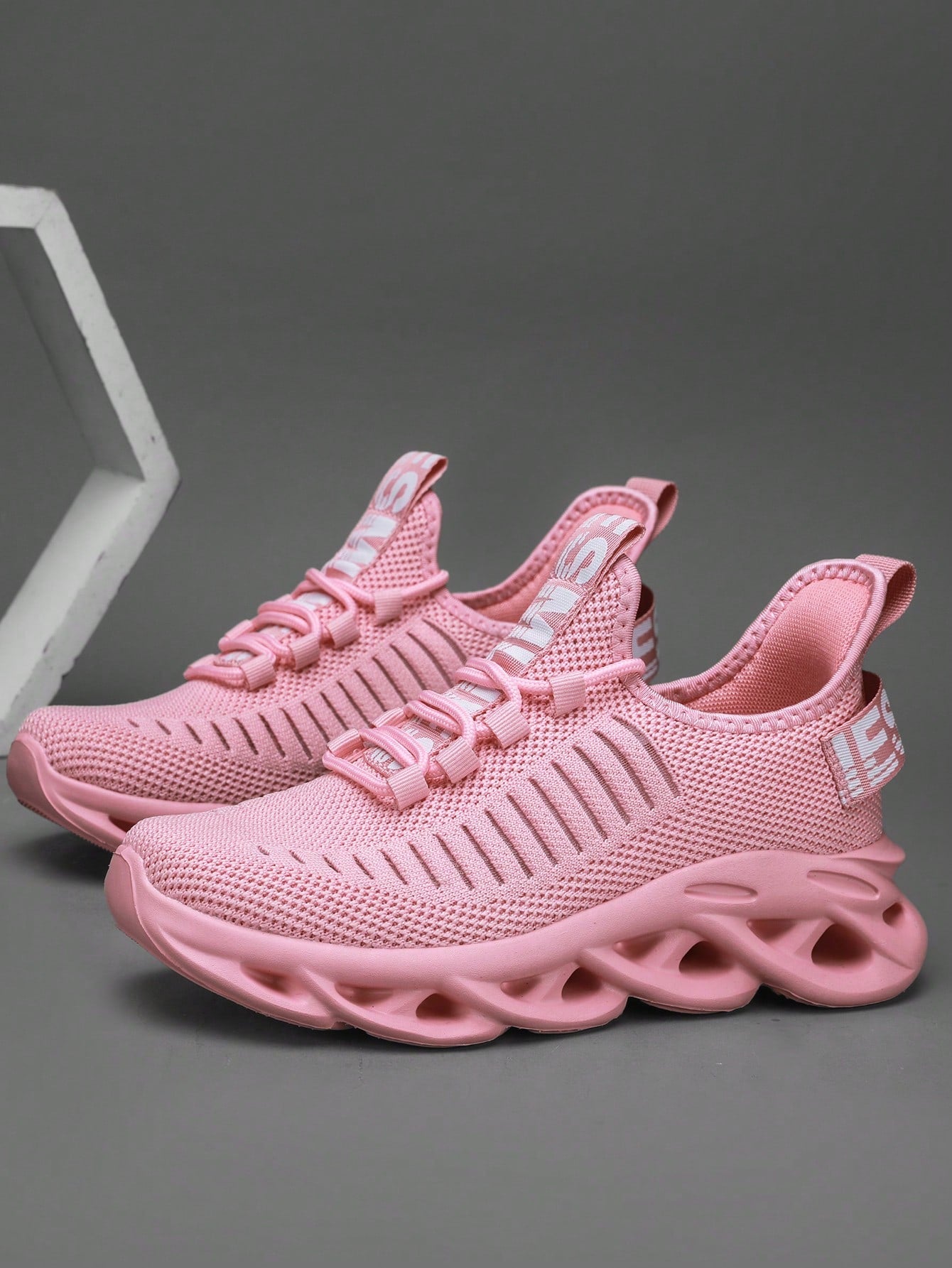 New Minimalist Breathable Soft Outsole Anti-Slip Lightweight Slip-On Casual Outdoor Sports Shoes, Suitable for All Seasons