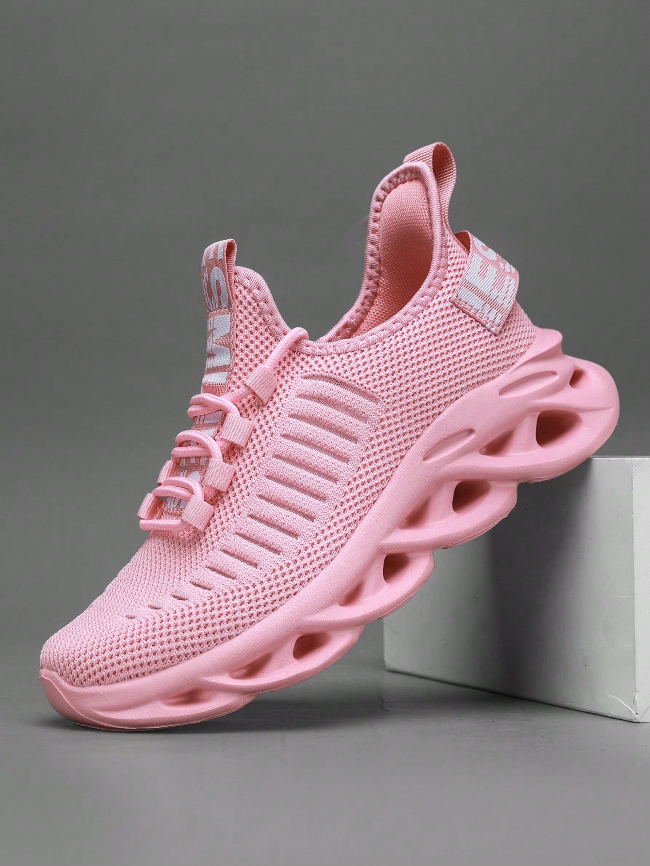 New Minimalist Breathable Soft Outsole Anti-Slip Lightweight Slip-On Casual Outdoor Sports Shoes, Suitable for All Seasons