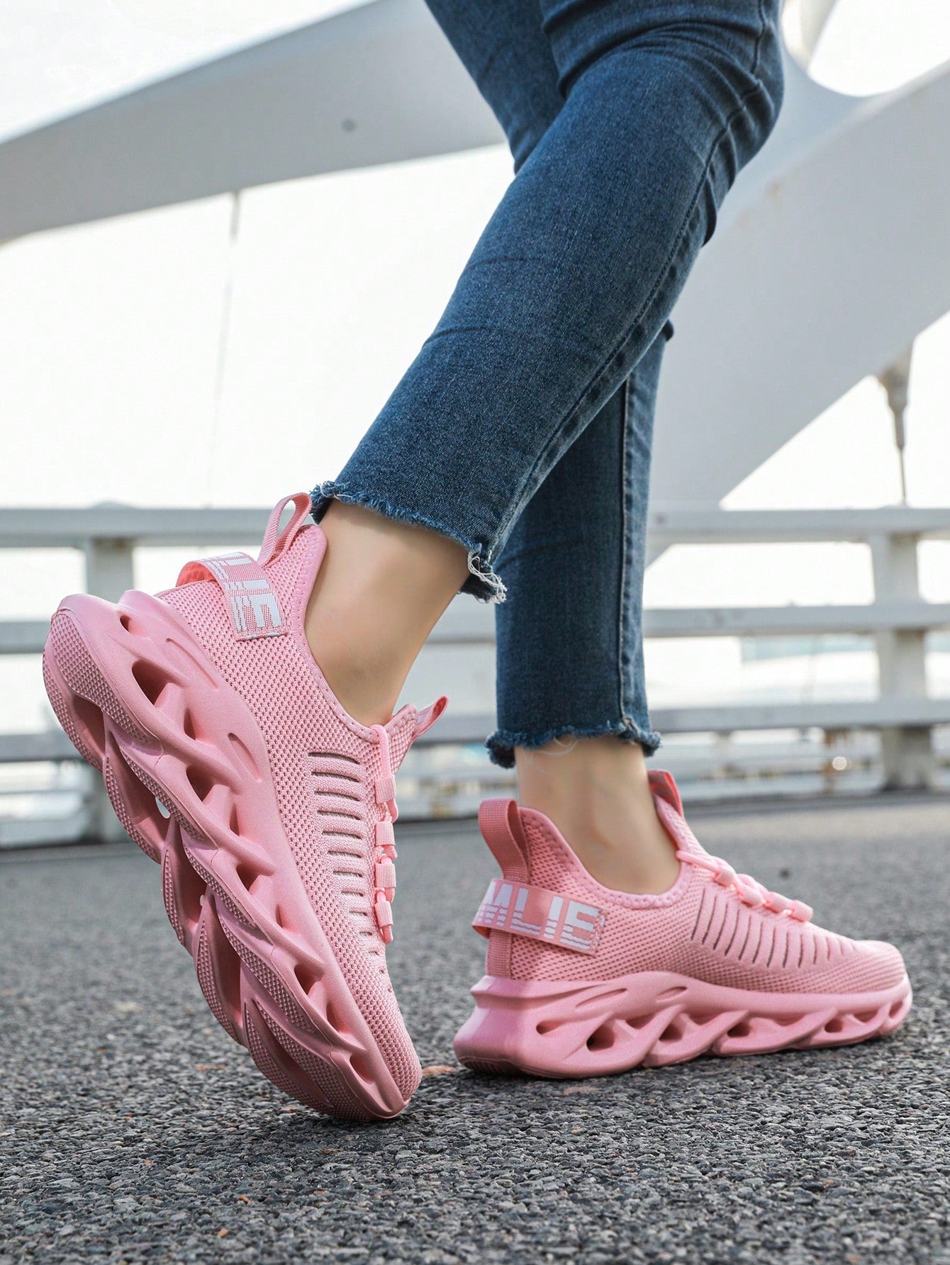 New Minimalist Breathable Soft Outsole Anti-Slip Lightweight Slip-On Casual Outdoor Sports Shoes, Suitable for All Seasons