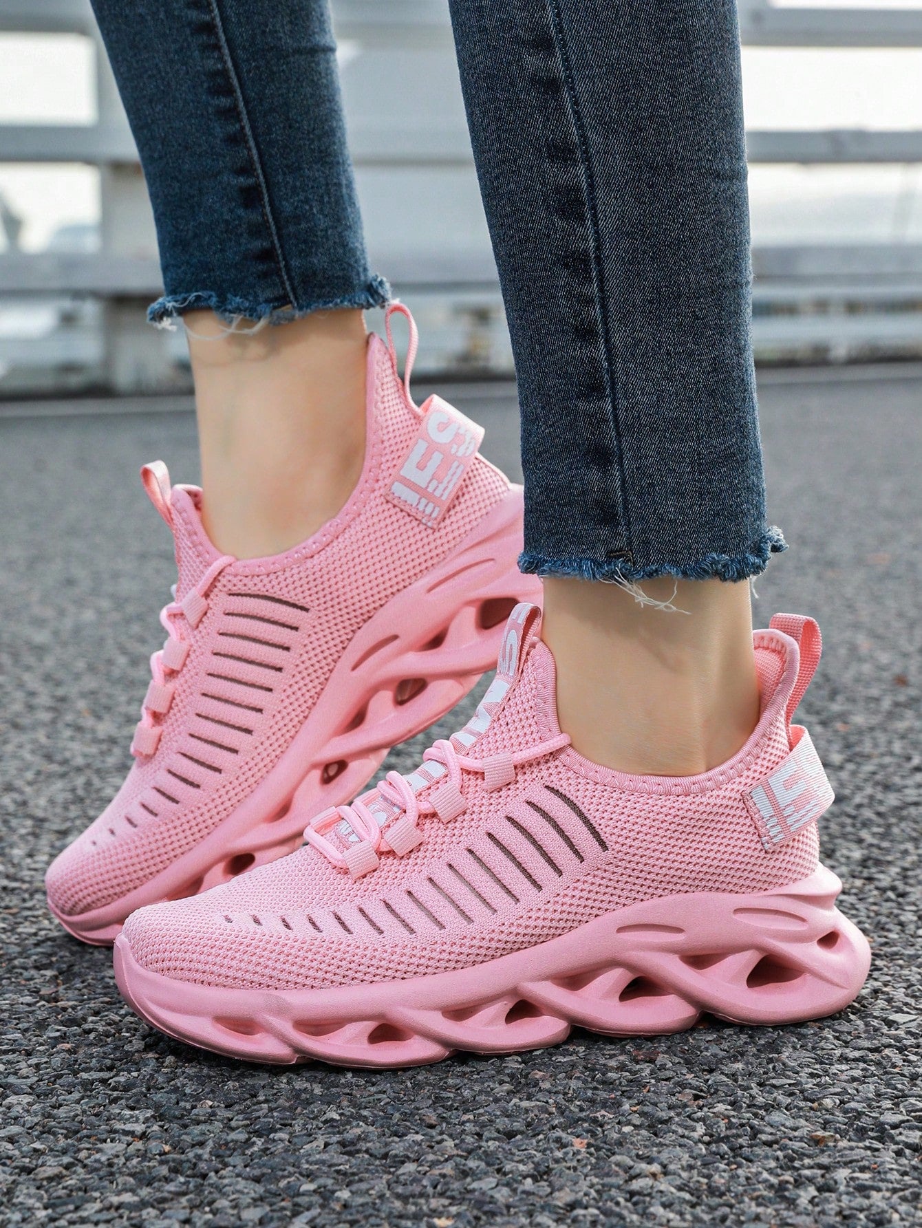 New Minimalist Breathable Soft Outsole Anti-Slip Lightweight Slip-On Casual Outdoor Sports Shoes, Suitable for All Seasons