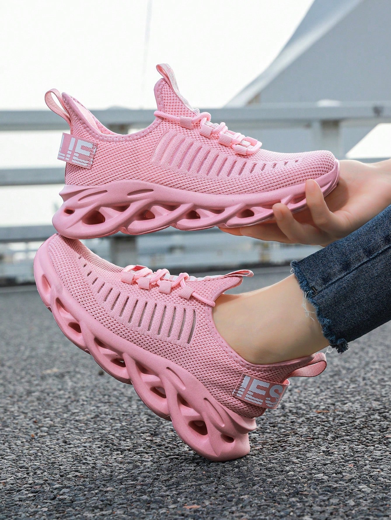 New Minimalist Breathable Soft Outsole Anti-Slip Lightweight Slip-On Casual Outdoor Sports Shoes, Suitable for All Seasons